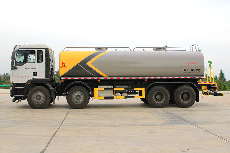 重汽汕德卡前四后八洒水車(chē)(24.3方)(选装30~40米雾炮)