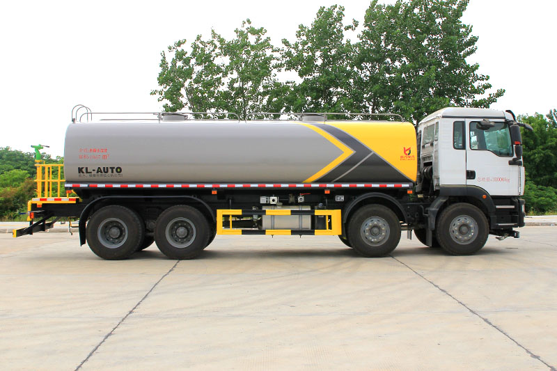 重汽汕德卡前四后八洒水車(chē)(24.3方)(选装30~40米雾炮)