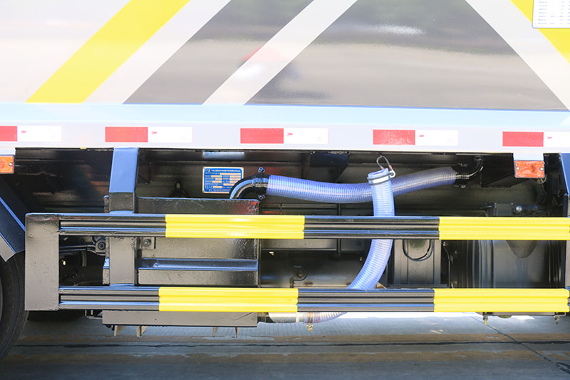 东风小(xiǎo)多(duō)利卡压缩式垃圾車(chē)(6方)