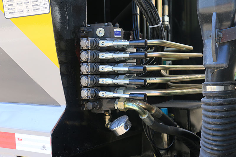 东风小(xiǎo)多(duō)利卡压缩式垃圾車(chē)(6方)