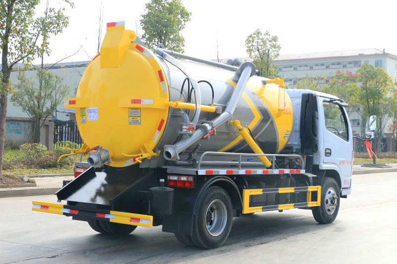 东风小(xiǎo)多(duō)利卡吸污車(chē)（4.5方）