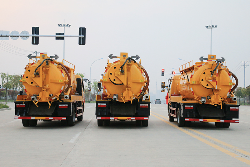 东风大多(duō)利卡清洗吸污車(chē)（一體(tǐ)罐）（清水 污水9.5方）